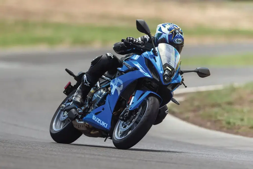 سوزوكي GSX-8R: دراجة رياضية عملية تُثبت جدارتها على المضمار